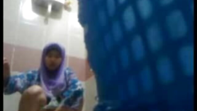 ऊप्स! डैडी, आप मुझे क्यों फिल्मा रहे हैं, और अगर माँ इस रिकॉर्डिंग को सेक्स मूवी फुल देखती हैं