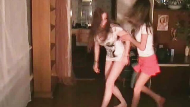 भविष्य के निर्देशक बेडरूम में फुल मूवी वीडियो में सेक्सी अपनी नग्न बहन के हाथों में एक कैमरा के साथ जासूसी करते हैं और एक अजीब क्षण में इसे बंद कर देते हैं