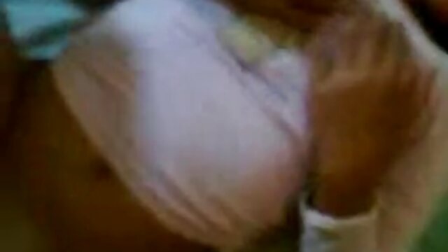 दो पिगटेल वाला एक निविदा बच्चा एक मोटे रबड़ के लिंग को गुलाबी सेक्स हिंदी फुल मूवी चूत में डालने की कोशिश करता है